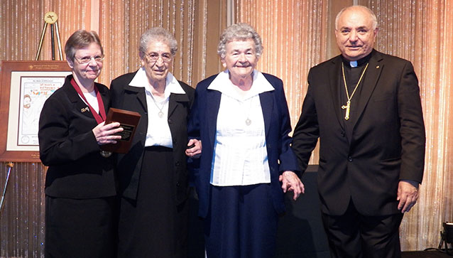 El Obispo Barnes con las Hermanas Misioneras de Nuestra Señora de la Victoria