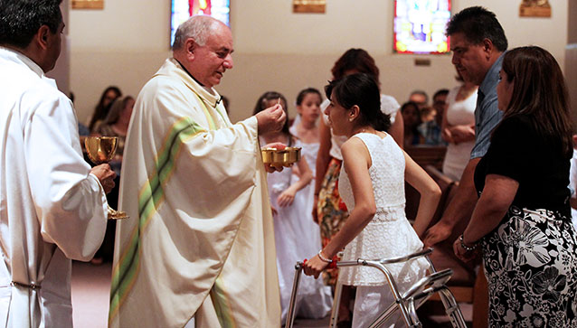 niños con necesidades especiales reciben sacramentos