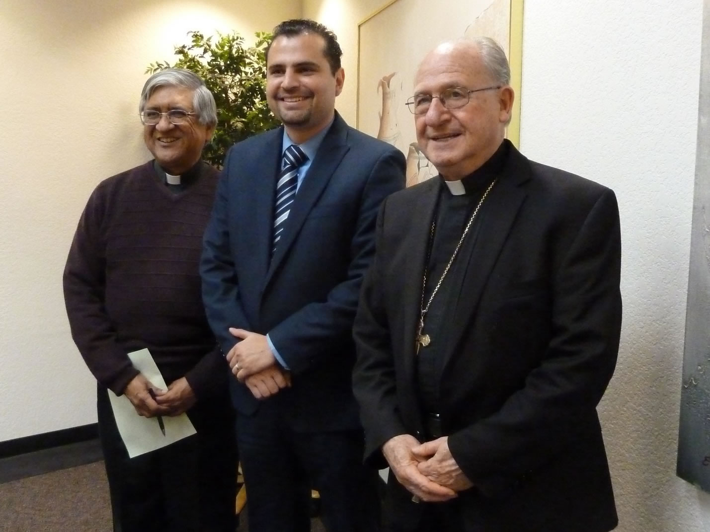 Mons. Gerard Lopez, STL, VG con Billy Muñoz y el Obispo Auxiliar Rutilio del Riego